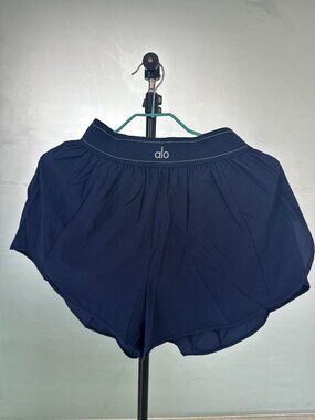 Women's comfortable ALO Yoga shorts. Ideal for workouts and casual outings M